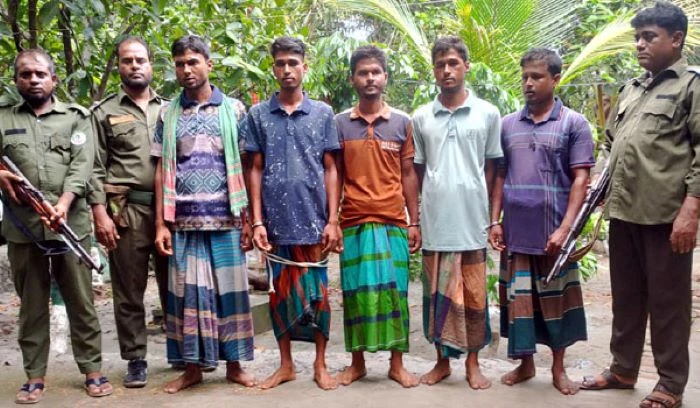 নিষেধাজ্ঞা ভেঙেও সুন্দরবনে মাছ শিকার থামছে না
